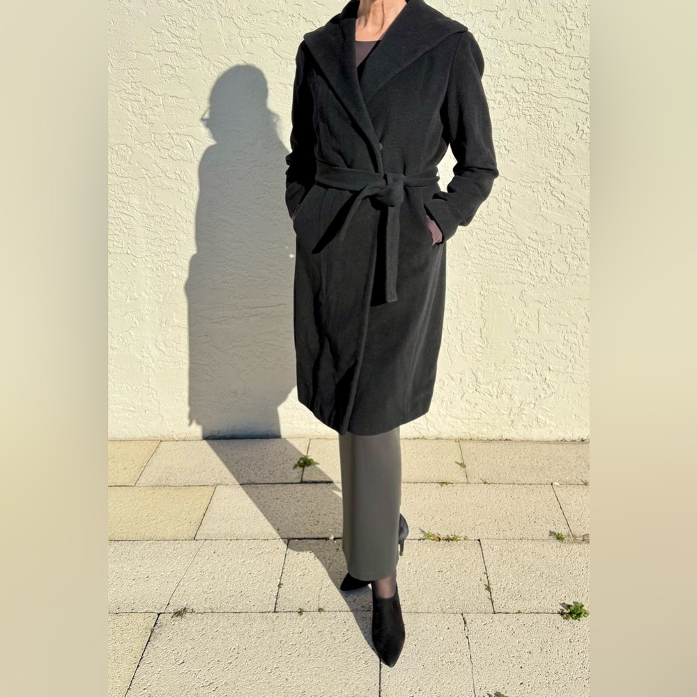 Calvin Klein Black Fully Lined Wool Coat with Snap Closure & Tied Waist. Size 6